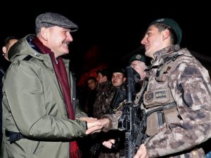 Bakan Soylu, Jandarma Ve Polis Kontrol Noktasında Güvenlik Güçlerinin Yeni Yılını Kutladı