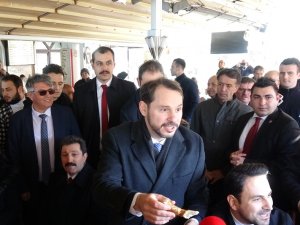 Berat Albayrak Çanakkalelilerle Özçekim Yaptı, Gazetecilerle Simidini Bölüştü