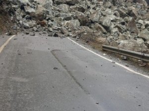 Heyelanın Kapattığı Yolu Açma Çalışmaları Sürüyor