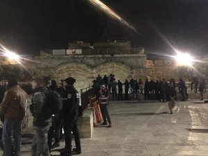 İsrail Güçleri Mescidi Aksa’da Namaz Kılanlara Saldırdı