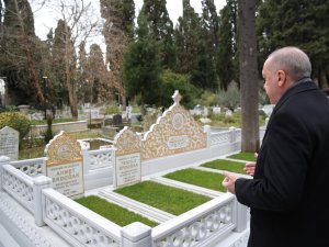 Cumhurbaşkanı Erdoğan Anne Ve Babasının Mezarını Ziyaret Etti