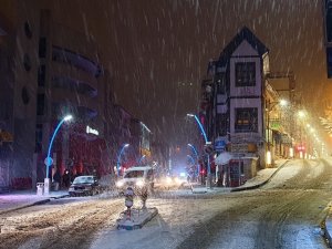 Gümüşhane’de Etkili Kar Yağışı Vatandaşları Sokağa Döktü