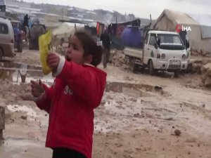 İdlib’ten Kaçan Siviller Çadırlarda Barınmaya Çalışıyor