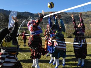 Ağasar Kıyafetli Kadınlar Tarladan Çıkıp, Voleybol Oynadı