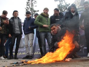 Gazze’de Abd Ve İsrail Bayrakları Yakıldı