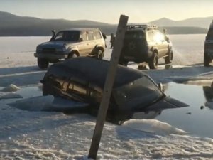 Rusya’da Buz Tabakası Kırıldı, 45 Araç Suya Battı