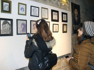 Doktor, Reçetelerin Üzerine Yaptığı Resimlerle Sergi Açtı