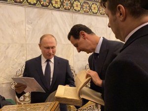 Putin, Emevi Camii’nde Kur’an-ı Kerim’i İnceledi