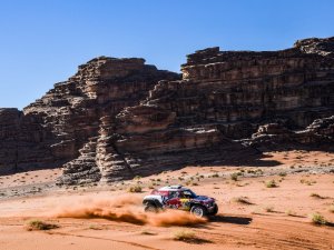 Dakar Rallisi’nde Carlos Sainz Liderliği Ele Geçirdi