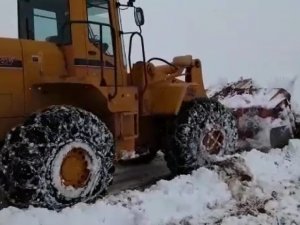 Bingöl’de Heyelan Yol Kapattı, Ekipler Açtı