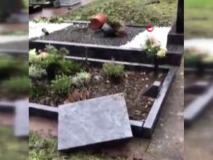 Almanya’da Müslümanlara Ait Mezarlara Çirkin Saldırı