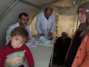 İdlib’den Kaçarak Kampa Sığınan Siviller Çadır Hastanesinde Tedavi Oluyor