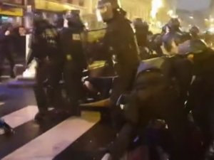 Fransa Polisinden Göstericilere Sert Müdahale