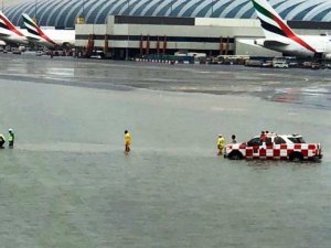 Birleşik Arap Emirlikleri’nde Sel Hayatı Felç Etti