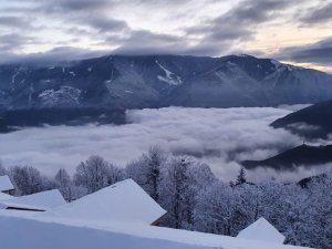 Artvin’de Karlı Dağlarla Bulutlarla Görsel Şöleni