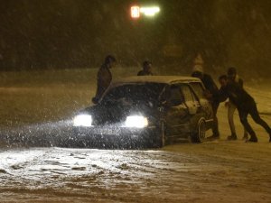 Karlı Yollar Kimilerine Çile Olurken Kimilerine Eğlence Oldu
