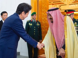 Japonya Başbakanı Abe, Suudi Kralı Selman İle Görüştü