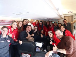 Filenin Sultanları Uçakta Böyle Eğlendi