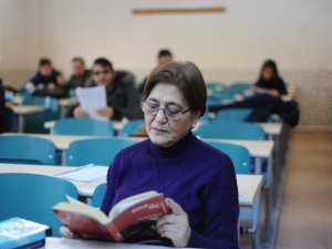 Onlarca Öğrenci Yetiştirdi, Şimdilerde İse Yeniden Öğrenci Oldu