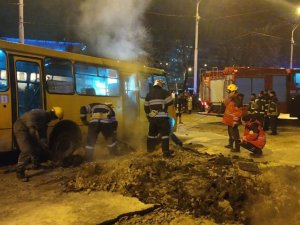 Ukrayna’da Sıcak Su Borusu Patladı, Asfalt Çöktü