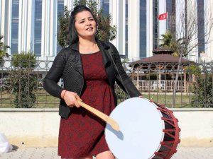 Eşinden Boşandı, Davul Zurnayla Kutladı