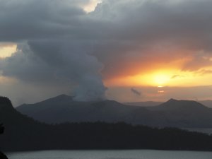 Filipinler’de Taal Yanardağı Hala Aktif