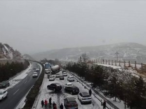 Çin’de Kar Zincirleme Kazaya Neden Oldu
