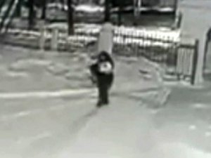 Rusya’da Bir Baba Bebeğini Kar Yağışının Ortasında Bırakıp Kaçtı