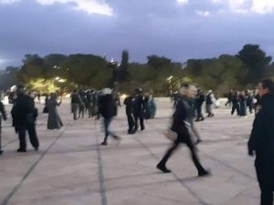 İsrail Güçleri Mescidi Aksa’da Sabah Namazını Kılanlara Saldırdı: 15 Yaralı