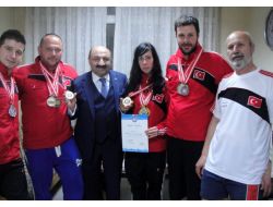 Göğüslerinde Madalyalarla Döndüler