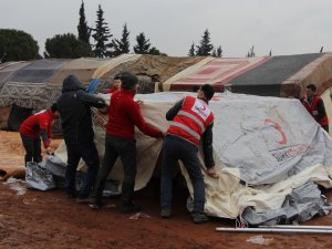 Saldırılardan Kaçan Suriyeliler Boş Arazilere Çadır Kuruyor