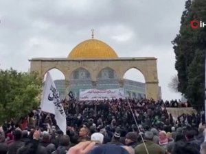 Filistinliler Mescid-i Aksa’da İsrail’i Protesto Etti