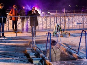 Rusya Sağlık Bakanlığından Buzlu Suya Giren Ruslara Öneriler