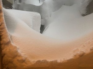 Kanada’da Kar Kalınlığı 2 Metreyi Aştı, Evlerin Çevresi Karla Kaplandı