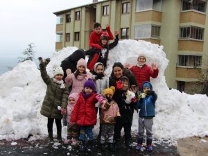 3 Yıldır Kar Yağmayan Şehre Kamyonla Kar Getirdiler