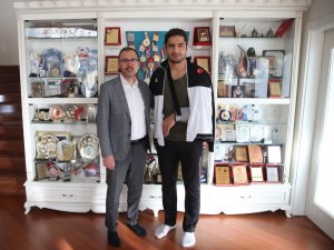 Bakan Kasapoğlu’dan Taha Akgül’e Geçmiş Olsun Ziyareti
