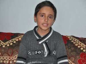 Bu Çocuk Her Şeyi Tersten Okuyor