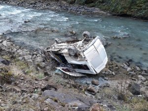 Minibüs Dereye Yatağına Devrildi: 1 Yaralı