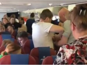 Rusya’da Uçakta Olay Çıkaran Yolcuya ‘Bantlı’ Müdahale