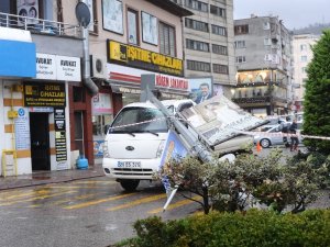Giresun’da Etkili Olan Fırtına Elektrik Direğini Yerinden Söktü