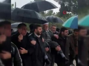 İsrail’in Yasak Koyduğu Şeyh İkrime Sabri, Mescid-i Aksa’ya Omuzlarda Girdi