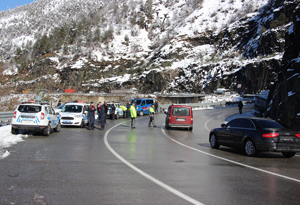 Artvin'de buzlanma nedeniyle iki aracın yoldan çıktığı kazada 4 kişi yaralandı
