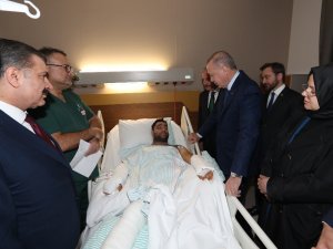 Cumhurbaşkanı Erdoğan’dan Hastanedeki Depremzedelere Ziyaret