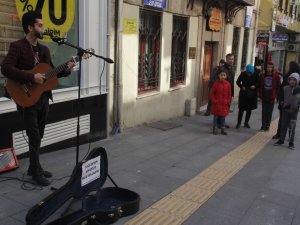 Giresun’da Sokak Müzisyenleri Depremzedeler İçin Çaldı