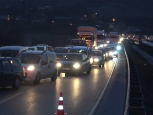 Ankara-Samsun Kara Yolunda Tır Devrildi, Kilometrelerce Araç Kuyruğu Oluştu
