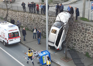 Trabzon’da İlginç Kaza: Duvarda Asılı Kaldı