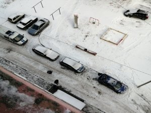 Rusya’da 17. Katta Buz Tutan Balkondan Kayarak Düşen Çocuk Öldü