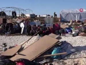 Bombardımandan Kaçan Suriyeliler Boş Alanlara Çadır Kuruyor