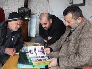 Saçını Kestiği Tüm Müşterilerinden Fotoğraf Alıyor