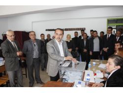Hatay'da, Ak Parti Adayı Sadullah Ergin Ve Chp Adayı Lütfü Savaş Oylarını Kullandı